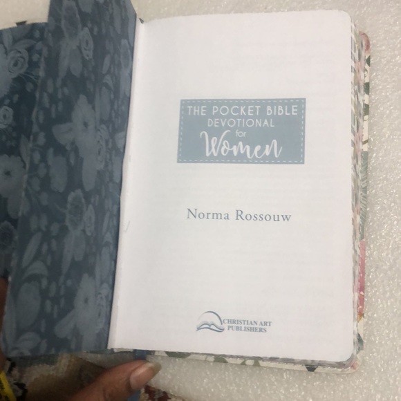 The pocket Bible Devotional for Women - Picture 5 of 12